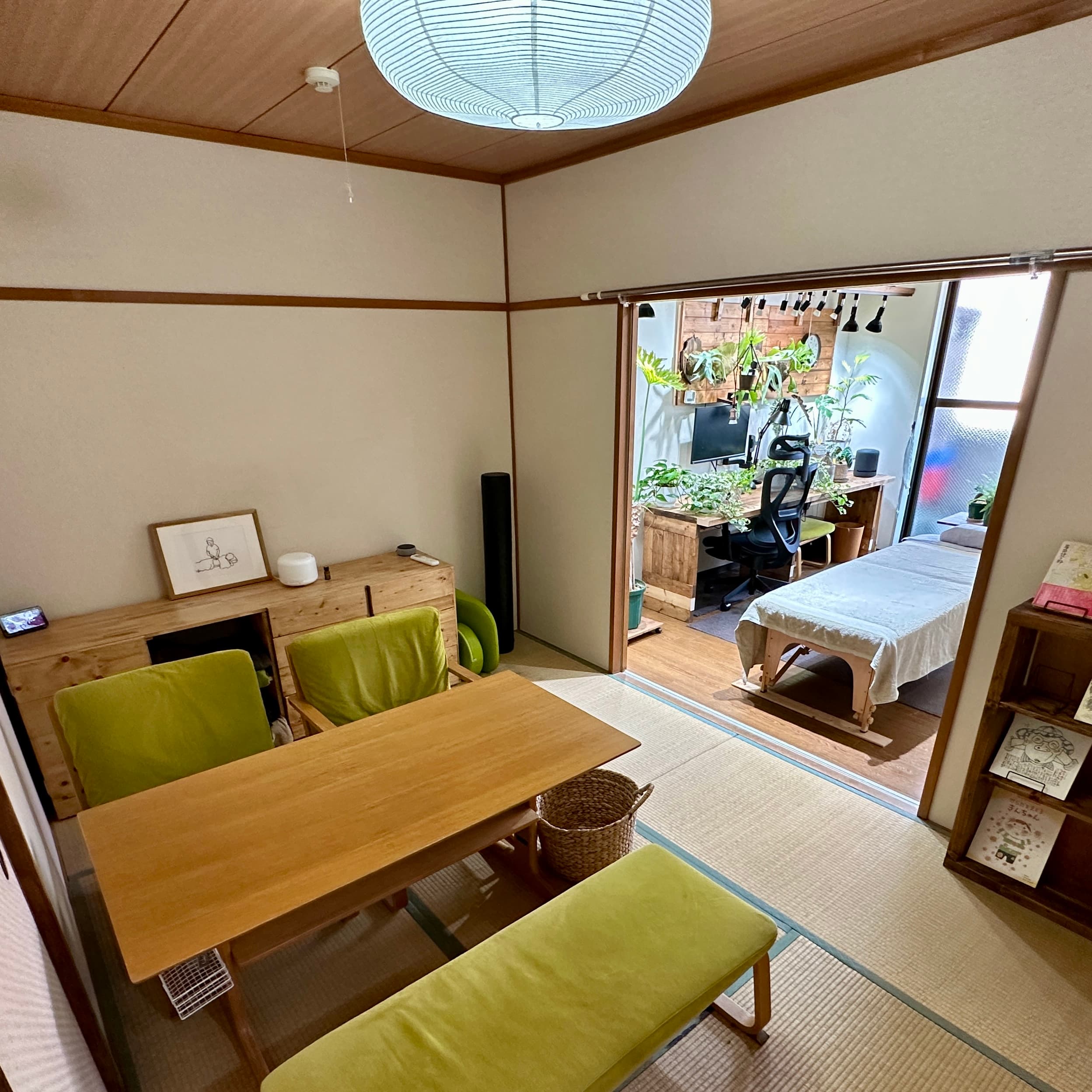 畳の和室。奥に治療室が見える問診スペース