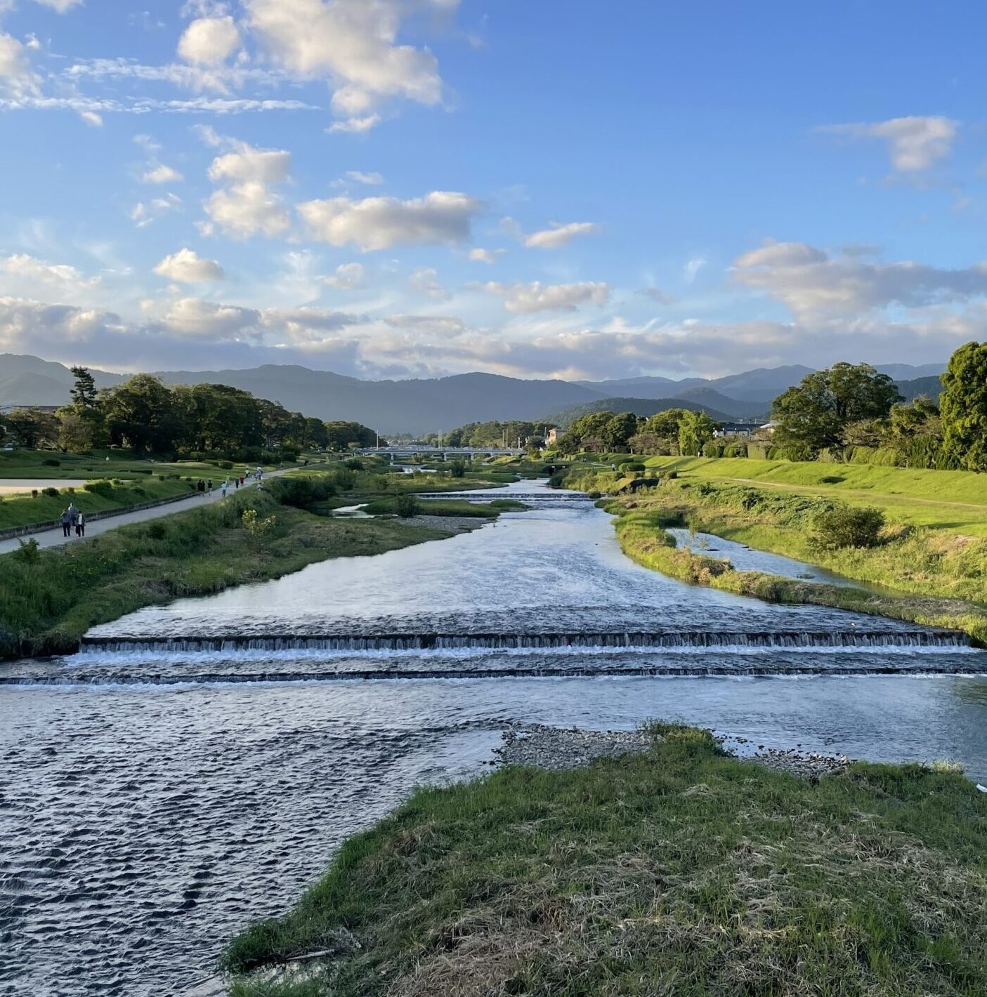 かみがも鍼灸室近くの賀茂川沿いの風景。京都市北区上賀茂。